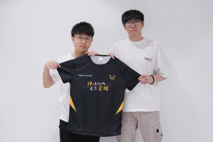 震耳欲聋的 震耳欲聋的